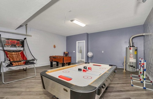 Loughman House | Family Resort - 6BR Home - Private Pool, Hot Tub and BBQ!