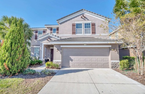 Loughman House | Family Resort - 6BR Home - Private Pool, Hot Tub and BBQ!