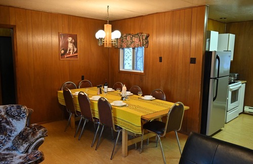 Unorganized Centre Parry Sound Cottage | Family Reunion Cottage - Can sleep 16+ - Includes Motor Boat, Canoe, AC - Wi-Fi