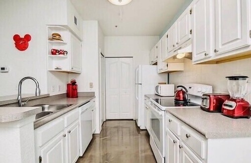 West Kissimmee Condo | Family style-Resort Condo, 8 ml to Disney, gated community, next to the pool 🎢🎡☀️