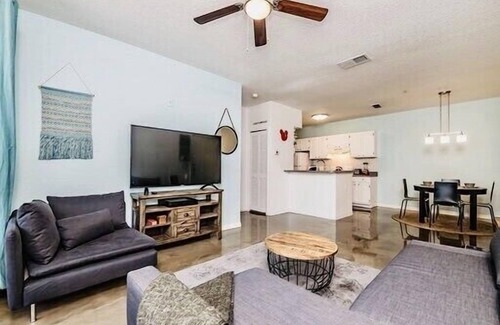 West Kissimmee Condo | Family style-Resort Condo, 8 ml to Disney, gated community, next to the pool 🎢🎡☀️