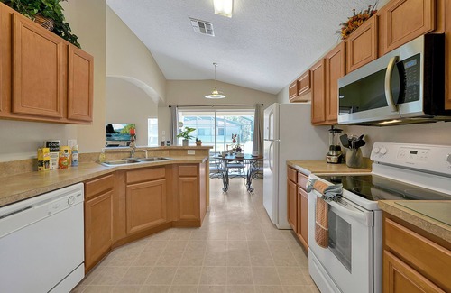 Solana House | FREE POOL HEAT Spacious 5 Bedroom Private Pool Resort Home