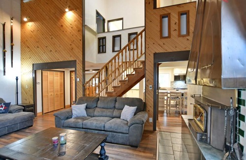 The Blue Mountains Ski Chalet | Fully equipped Blue Mountain Chalet with outdoor hot tub