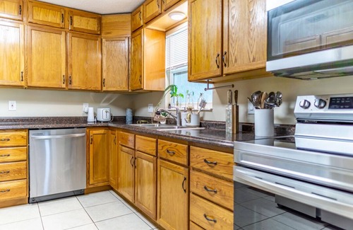 West Melbourne House | Fully Equipped Pool House- 5 mins from Downtown Melbourne