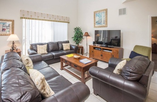 Seasons House | Games Room - Free Wifi - Private Heatable Pool & Spa - 15 Minutes to Disney