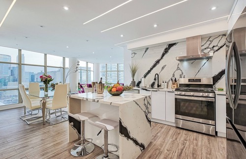 Toronto Entertainment District Apartment | Gorgeous 2 BD w Stunning LAKE View + FREE Parking!