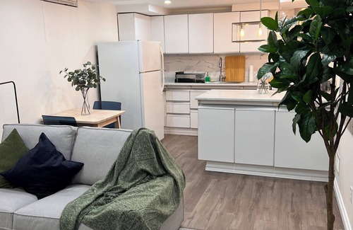 Mississauga House | Guest Suite - Cozy 1-bedroom basement with parking