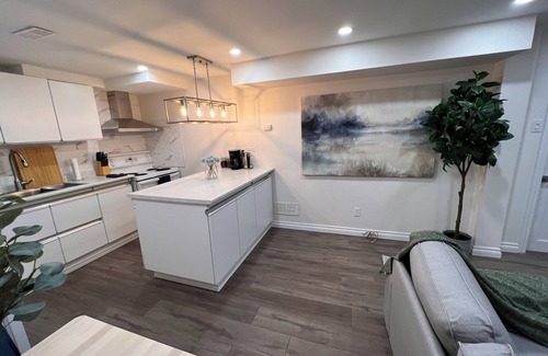 Mississauga House | Guest Suite - Cozy 1-bedroom basement with parking