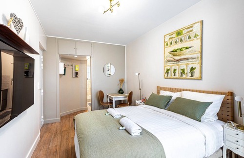 Les Puces de Saint-Ouen Apartment | GuestReady - Modern cosy stay near attractions