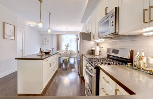 Lakeview Apartment | Heart of Port Credit | Lakefront,Dining & Shopping
