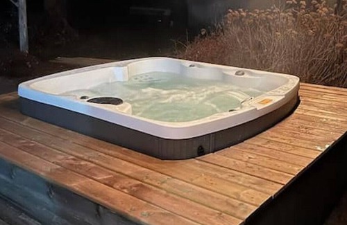 Mulmur House | Hidden Gem w/ Hot Tub + Backyard + Fire Pit + Pool