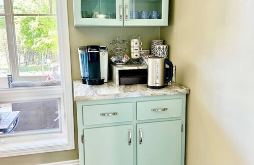 Grey Highlands House | Hillside Haven Retreat: Sunroom & Pond Escape