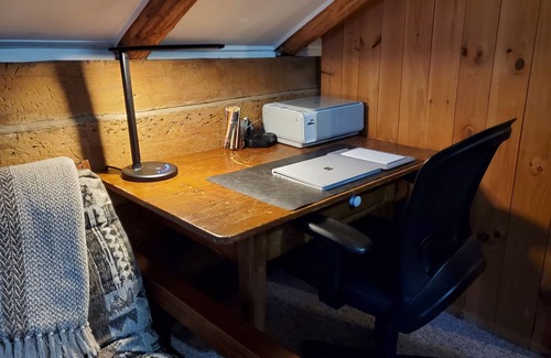 Georgian Bluffs Cabin | Hindman House: Quiet restful all-season rural retreat