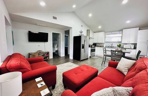 Dixieland Apartment | Historic Carriage House Apt-Guest Favorite!