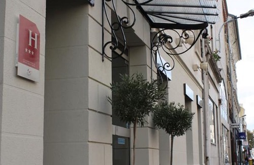 Puteaux Hotel | Hotel Dauphin
