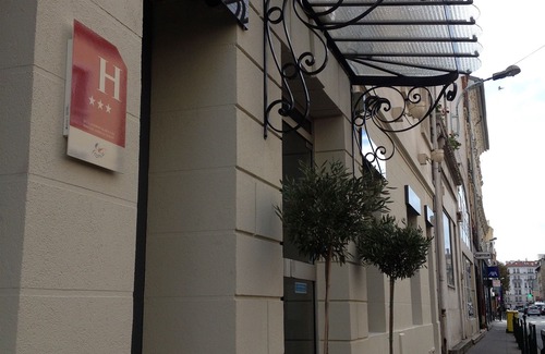 Puteaux Hotel | Hotel Dauphin
