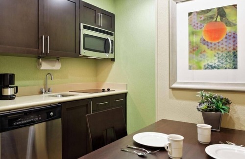 Airport North Apartment | King Studio Suite Near Airport Lakes Park ORL