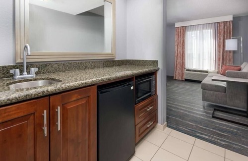 Airport North Apartment | King Studio Suite Near Airport Lakes Park ORL