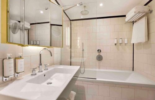 Quartier de la Porte-Saint-Denis Hotel | l'Echiquier Opéra Hotel Paris - MGallery Collection
