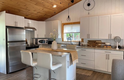 Dunchurch Cottage | Lakefront property that ensures an unparalleled experience of peacefulness.