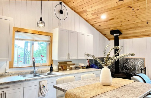 Dunchurch Cottage | Lakefront property that ensures an unparalleled experience of peacefulness.
