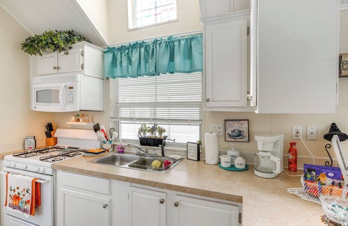 Lakeland Cottage | Lakeland Cottage w/Pool Access + Screened Porch!