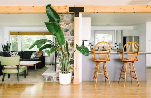 Wellington House | Lakeside PEC: Beautiful Waterfront & Patio