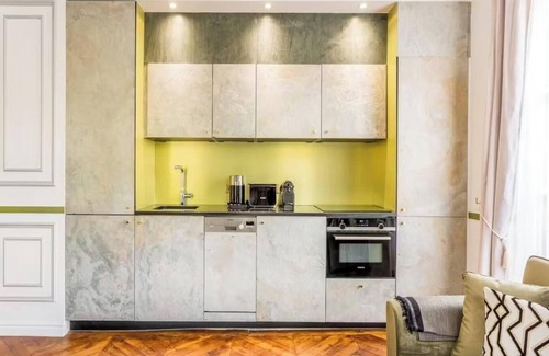 Les Halles Apartment | LOUVRE,NOTRE DAME-EXPLORE THE CITY'S ICONIC LANDMARKS, JUST MINUTES AWAY ON FOOT