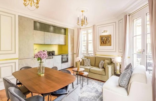 Les Halles Apartment | LOUVRE,NOTRE DAME-EXPLORE THE CITY'S ICONIC LANDMARKS, JUST MINUTES AWAY ON FOOT