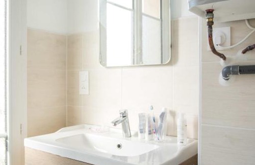 Belleville Apartment | Lovely apt next to the Belleville park