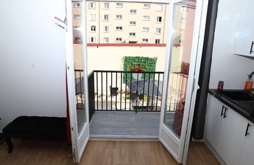 Le Bourget Apartment | Lux Red Rose - 15 Min To Paris & CDG