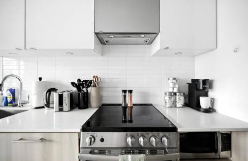 Garden District Apartment | Luxe Downtown Studio Near Eaton Centre & Transit