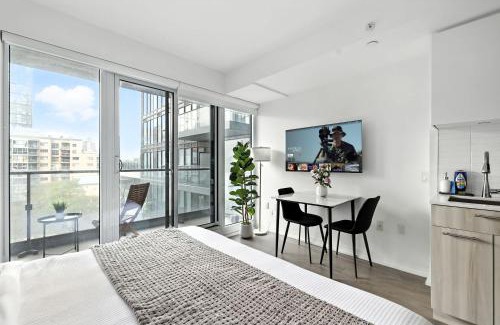 Garden District Apartment | Luxe Downtown Studio Near Eaton Centre & Transit