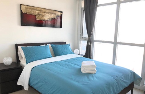 CityPlace Apartment | Luxurious 2 bedroom Condo 5 mins from the CN Tower