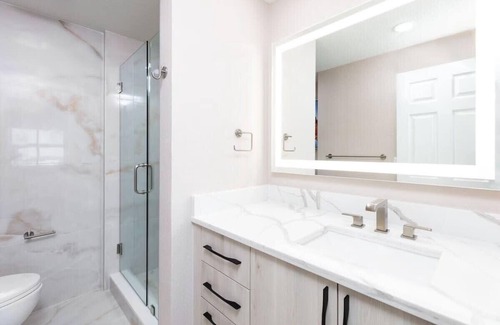 Florida Center Apartment | Luxurious 2bd retreat offers a sanctuary to relax