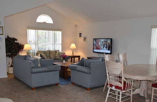 Lindfields House | Luxury 4 Bedroom Home near Disney World, Florida South-Facing Pool, Lakeside