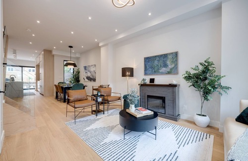 Beaconsfield Village House | Luxury 4BR /Trinity Bellwood /Free Parking, Peloton