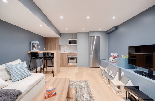 Beaconsfield Village House | Luxury 4BR /Trinity Bellwood /Free Parking, Peloton