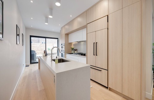 Beaconsfield Village House | Luxury 4BR /Trinity Bellwood /Free Parking, Peloton