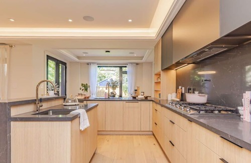 Lakeview House | Luxury 5-bedroom Lakeshore Home