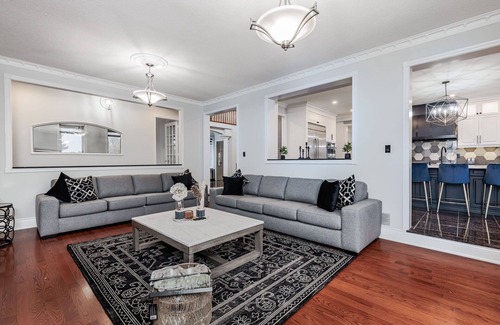 Brampton House | Luxury Castlemore Estate Spacious Lot With Parking