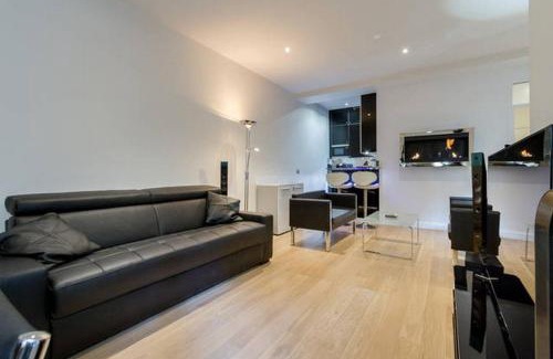 Auteuil Apartment | Luxury Flat with patio garden