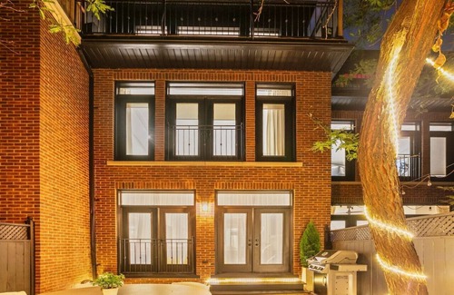 Yorkville House | Luxury Home Yorkville 4bed4bath Backyard Parking
