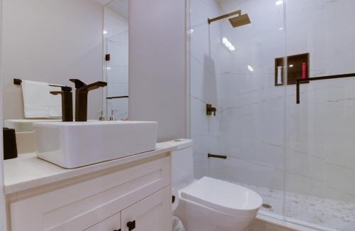 Clairlea Apartment | Luxury House In Scarborough