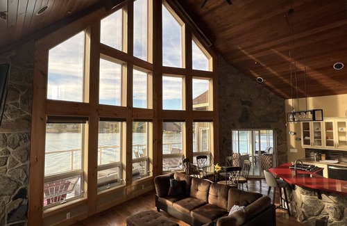 Kearney Cottage | Luxury Lakeview Dream Cottage with Hot Tub