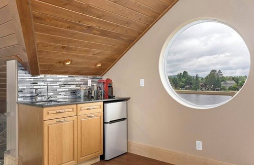 Kearney Cottage | Luxury Lakeview Dream Cottage with Hot Tub
