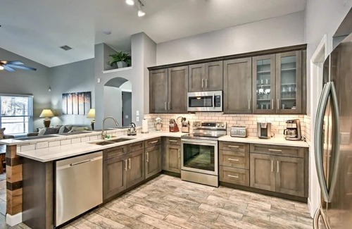 West Kissimmee House | Luxury Retreat with 2 Master Suites Pool & Hot Tub BBQ Pool Table 2 Miles Disney