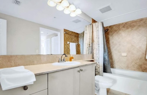 Ocean Ridge Apartment | Marina view condo 15 min walk from the beach