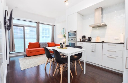 Toronto Entertainment District Apartment | Minutes walk to Scotiabank arena,TIFF, MTCC,CN Tower Condo Downtown Toronto