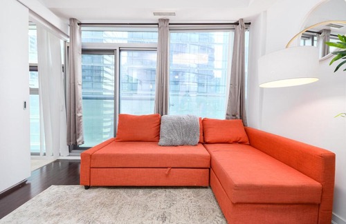 Toronto Entertainment District Apartment | Minutes walk to Scotiabank arena,TIFF, MTCC,CN Tower Condo Downtown Toronto